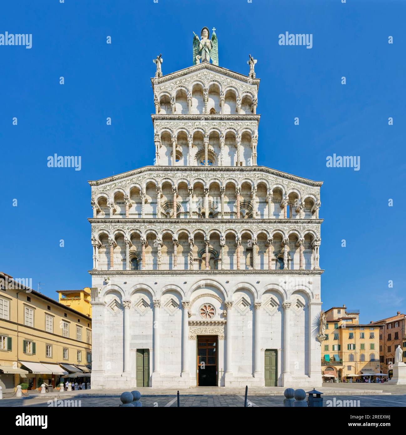 Romanische Fassade, Kirche, Chiesa di San Michele in Foro, Piazza San Michele, Lucca, Toskana, Italien Stockfoto