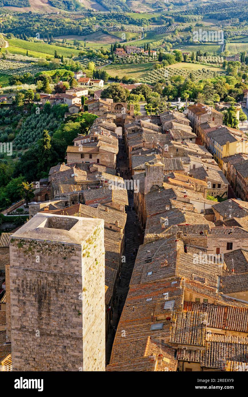 Blick vom Turm, Torre del Palazzo del Popolo auf der Via San Giovanni mit Porta San Giovanni, San Gimignano, Provinz Siena, Toskana, Italien Stockfoto