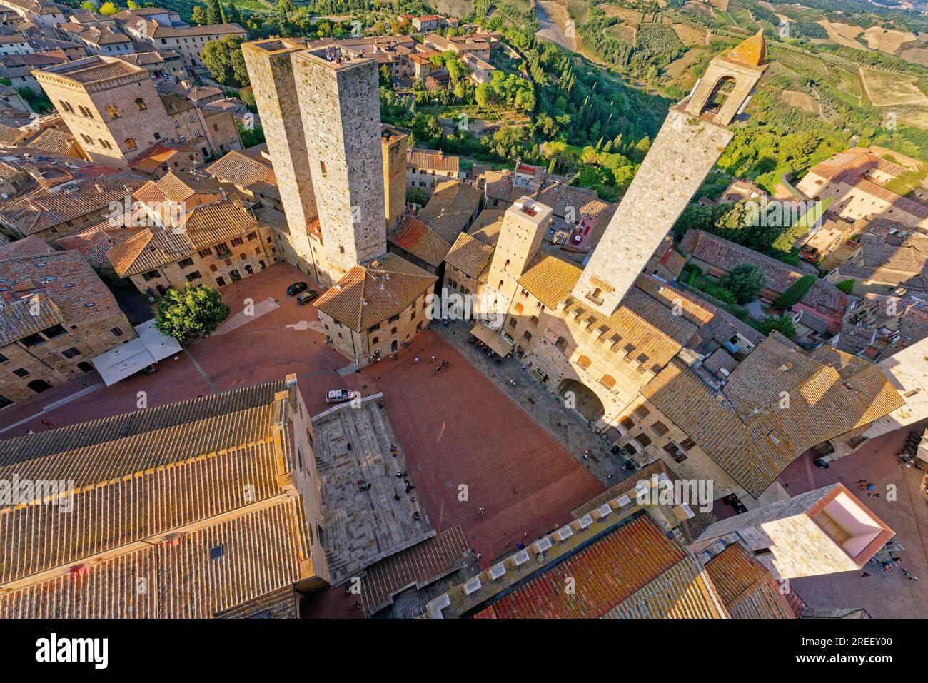 Blick vom Turm, Torre del Palazzo del Popolo auf die Piazza del Duomo, den Pallazzo del Podest und den Torri dei Salvucci, San Gimignano Stockfoto