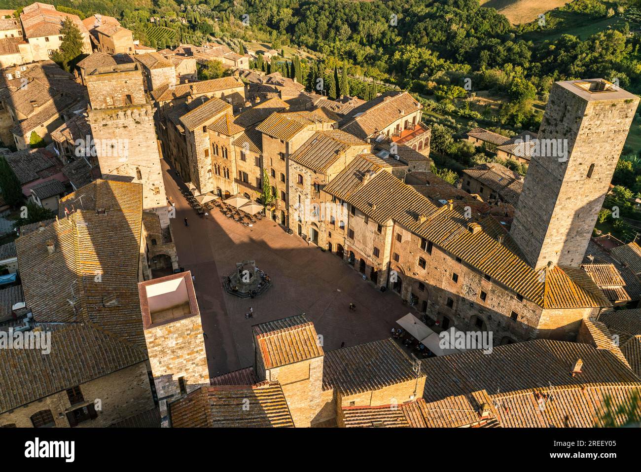 Blick vom Turm, Torre del Palazzo del Popolo auf die Piazza della Cisterna, San Gimignano, Provinz Siena, Toskana, Italien, UNESCO-Weltkulturerbe Stockfoto