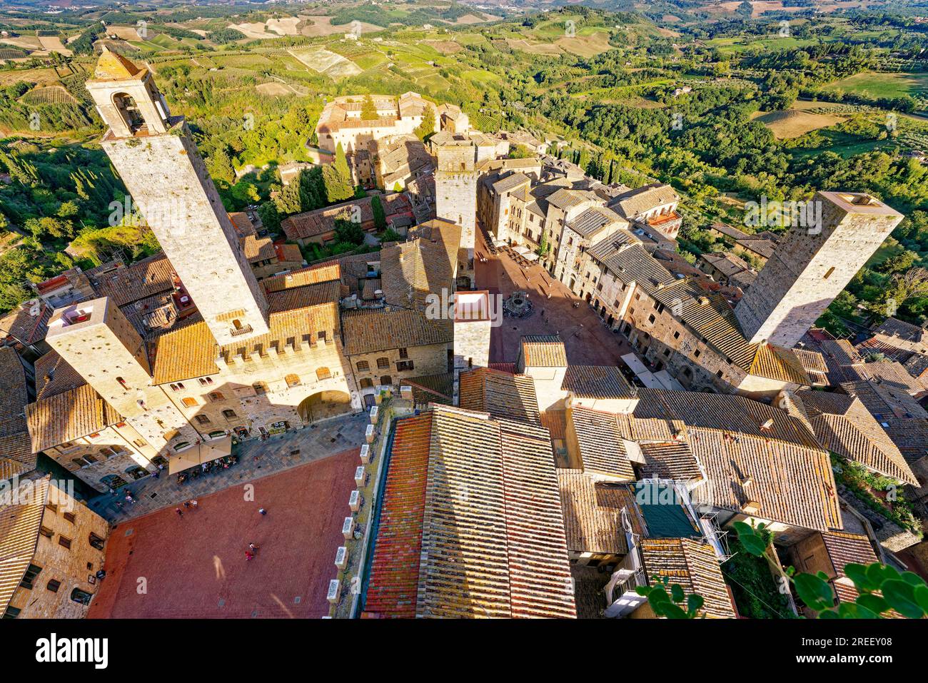 Blick vom Turm, Torre del Palazzo del Popolo auf der Piazza del Duomo mit Pallazzo del Podesto, links, und Piazza della Cisterna, rechts Stockfoto