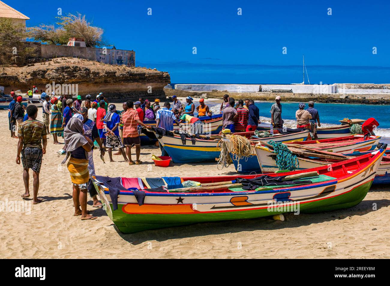 Fisher Boote am Sandstrand von Tarrafal. Santiago. Cabo Verde. Afrika Stockfoto