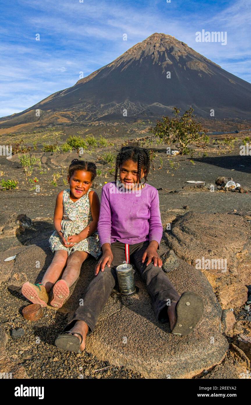 Lächelnde Kinder vor Vulkan auf Fogo. Cabo Verde. Afrika Stockfoto