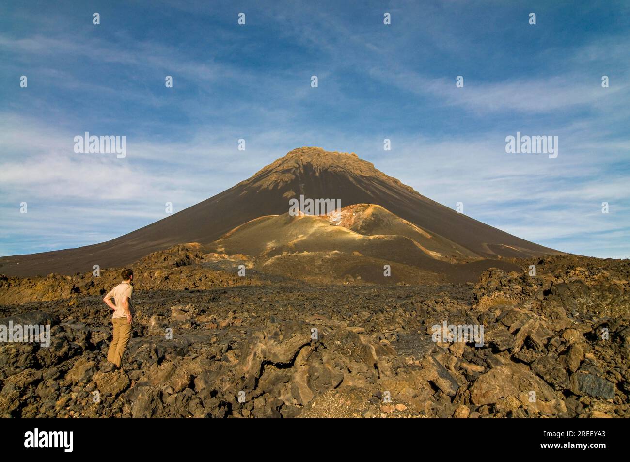 Ein Mann, der vor dem Vulkan auf Fogo steht. Cabo Verde. Afrika Stockfoto