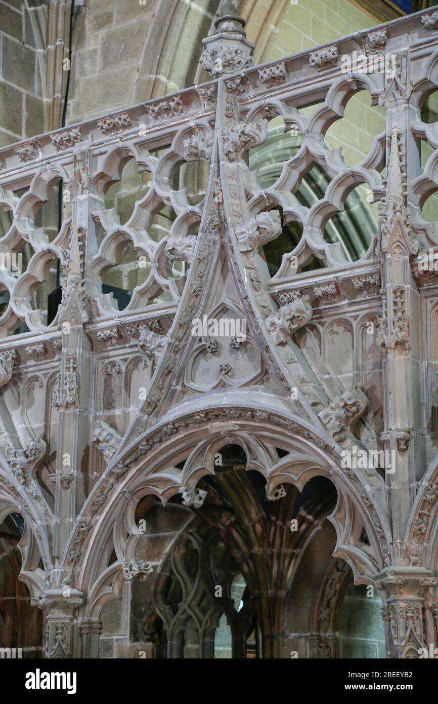 Kersanton Granitfeldschirm, die einzige Steinchormwand in der Bretagne, gotische Basilika Notre Dame du Folgoet, Le Folgoet, Departement Finistere Stockfoto