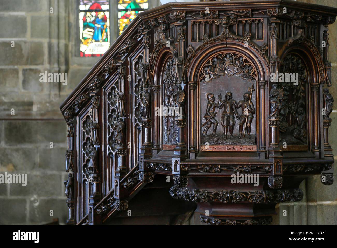 Hölzerne Kanzel, gotische Basilika Notre Dame du Folgoet, Le Folgoet, Departement Finistere Penn-ar-Bed, Region Bretagne Breizh, Frankreich Stockfoto