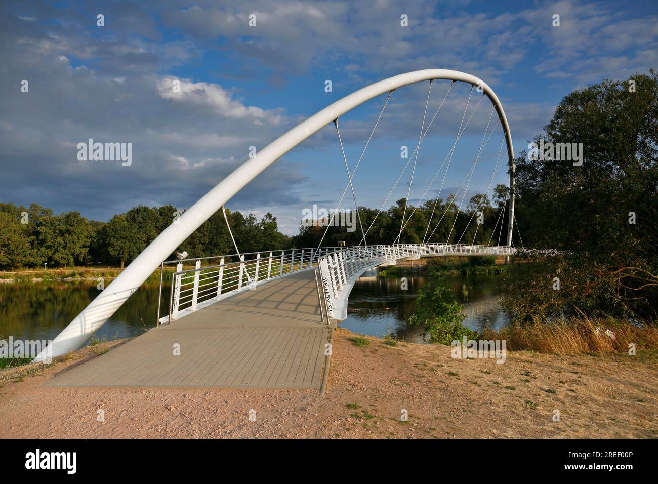 Bogenbrücke über den Fluss Mulde in der Nähe von Dessau, Biosphärenreservat Mittelelbe, Sachsen-Anhalt, Deutschland Stockfoto