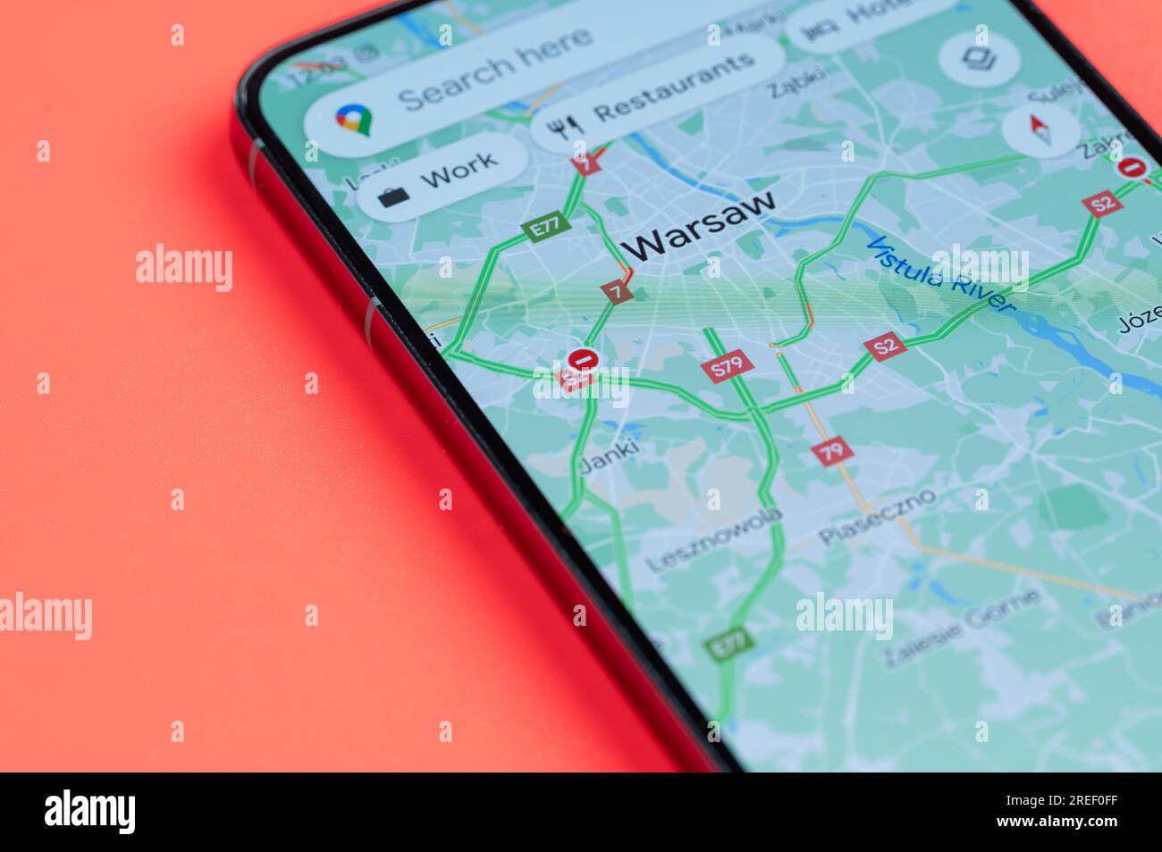 New York, USA - 21. Juli 2023: Verkehrsverteilung in Warschau auf google-Karten auf dem Smartphone-Bildschirm Nahaufnahme mit rotem Hintergrund Stockfoto