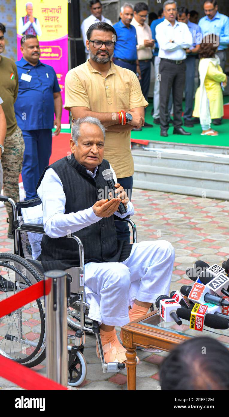 Jaipur, Rajasthan, Indien. 27. Juli 2023. Rajasthan Chefminister Ashok Gehlot hält eine Pressekonferenz in seiner Residenz in Jaipur. (Kreditbild: © Sumit Saraswat/Pacific Press via ZUMA Press Wire) NUR REDAKTIONELLE VERWENDUNG! Nicht für den kommerziellen GEBRAUCH! Stockfoto