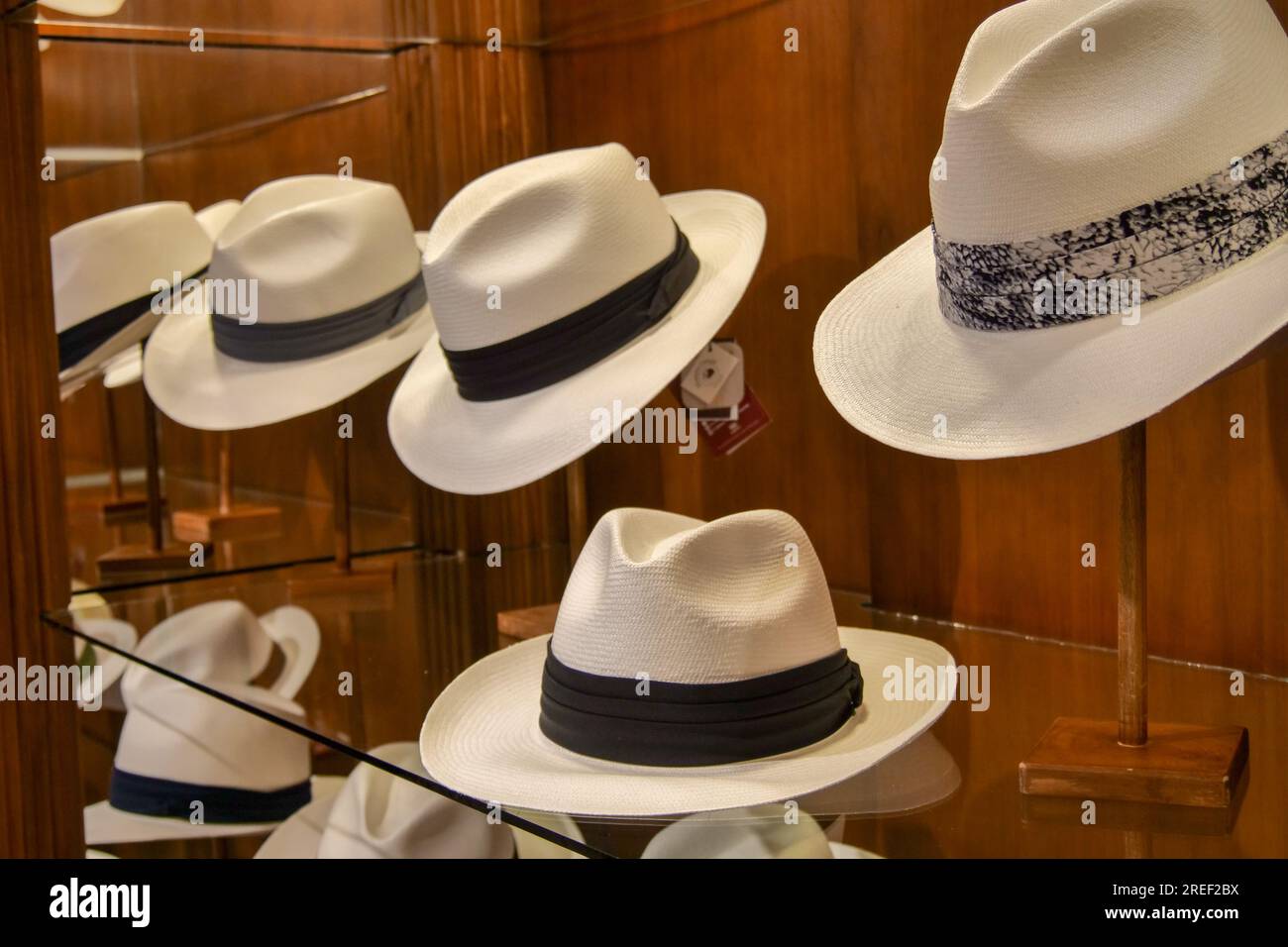 Hüte auf der Bühne, Panama-Hut-Laden, montecristi-Hüte Stockfoto