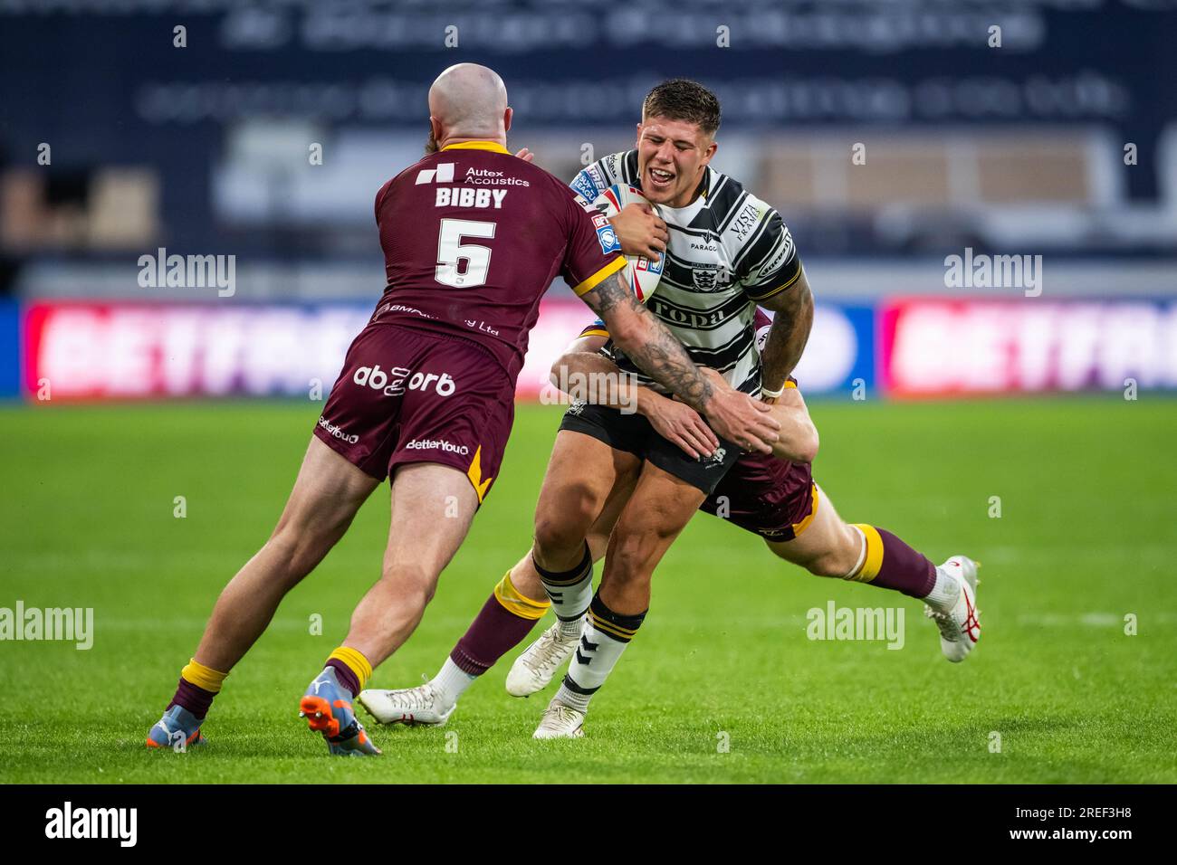 Joe Cator #15 vom Hull FC wird von Olly Russell #23 von Huddersfield Giants während des Spiels der Betfred Super League Round 20 Huddersfield Giants vs Hull FC in John Smith's Stadium, Huddersfield, Großbritannien, 27. Juli 2023 (Foto von Craig Thomas/News Images) in, 7. Oktober 27, 2023, angegriffen. (Foto: Craig Thomas/News Images/Sipa USA) Guthaben: SIPA USA/Alamy Live News Stockfoto