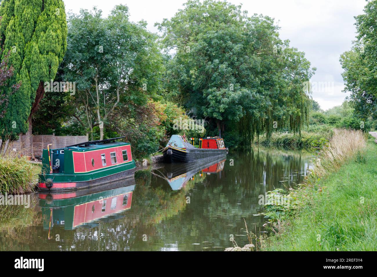 Der Kanal bei Shardlow mit engen Booten Stockfoto