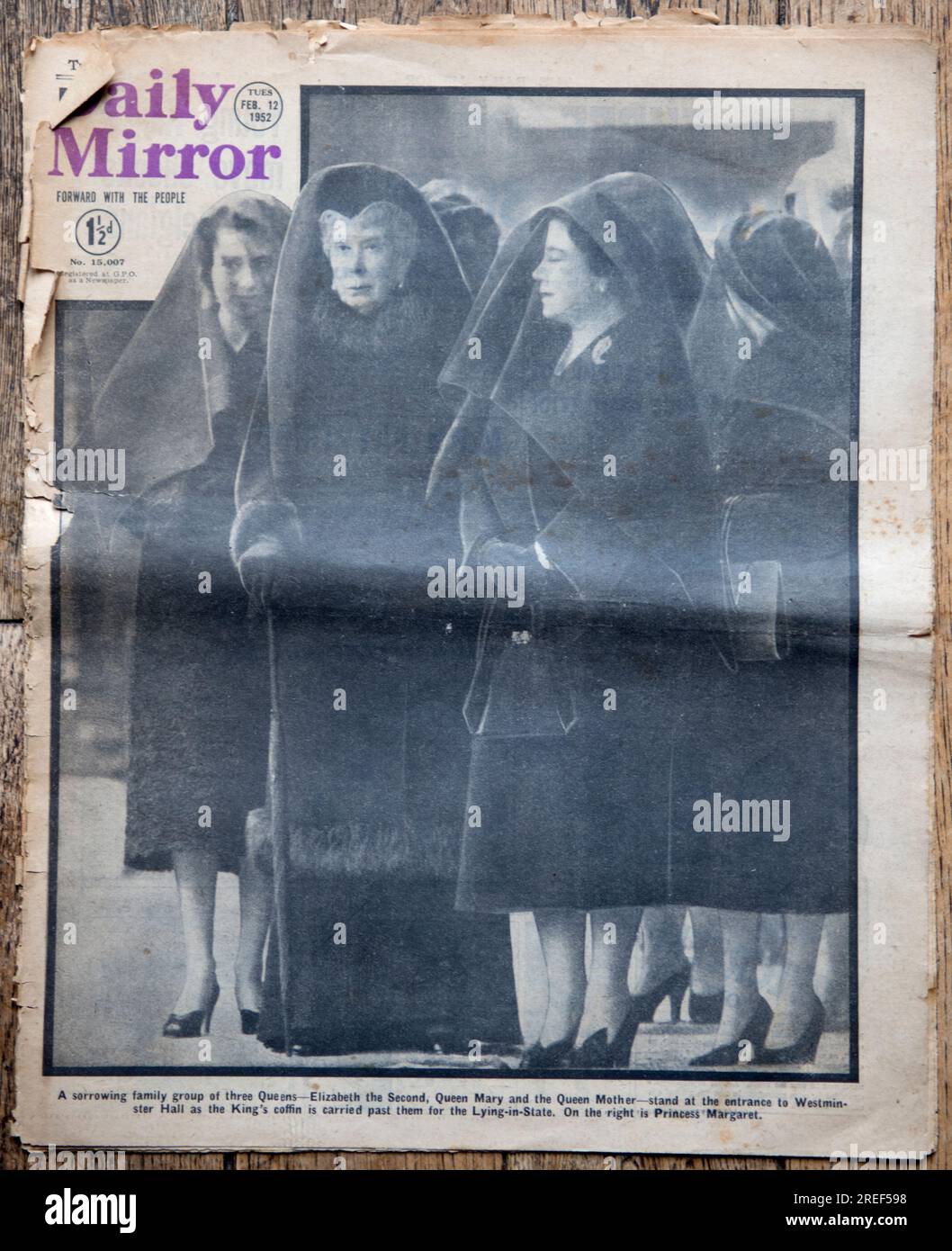 Tägliche Spiegelzeitung. Nachrichten auf der Titelseite, verkündet den Tod von König George VI., der am 6. Februar 1952 starb. Das Titelfoto ist von Three Queens. (l-r) "Eine trauernde Familiengruppe von drei Königinnen - Elizabeth die zweite, Königin Mary und Königin Mutter - steht am Eingang zur Westminster Hall, während der Königssarg an ihnen vorbeigetragen wird. Rechts ist Prinzessin Margaret." Vom Dienstag, 12. 1952. Februar. Eine alte gebrauchte Kopie einer britischen Boulevardzeitung. 1950er Vereinigtes Königreich. Stockfoto