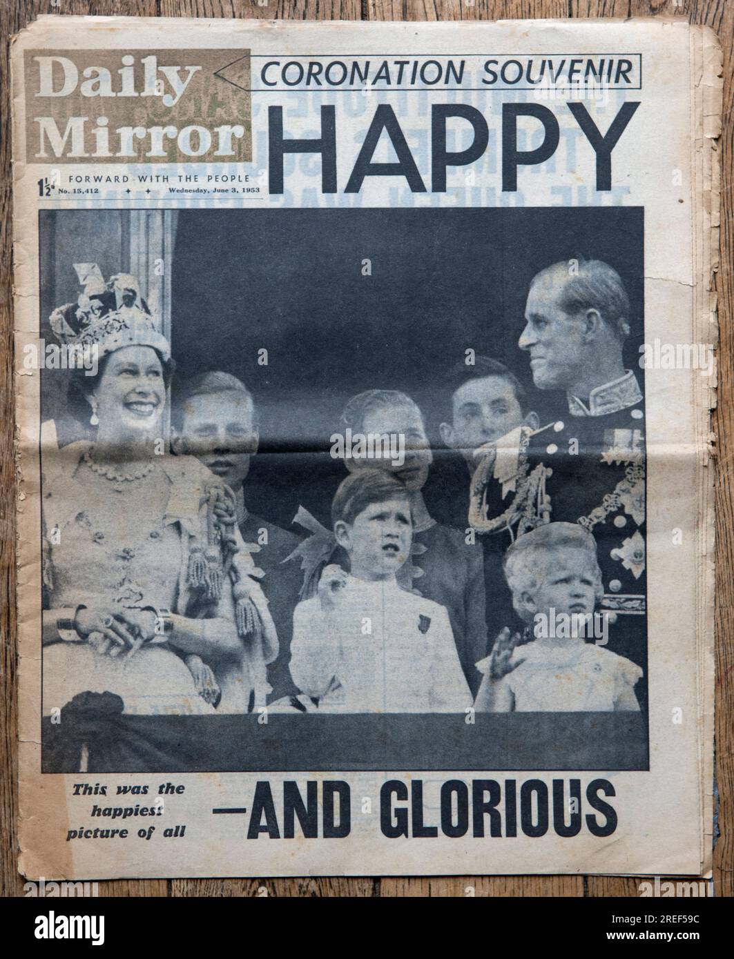 Queen Elizabeth II. Krönung Spezial, 2. Juni 1953. Die Zeitung Daily Mirror. Nachrichten auf der Titelseite. Vom 3. Juni 1953. Eine alte gebrauchte Kopie einer britischen Boulevardzeitung. 1950er Vereinigtes Königreich. Stockfoto Queen Elizabeth II. Krönung Spezial, 2. Juni 1953. Die Zeitung Daily Mirror. Nachrichten auf der Titelseite. Vom 3. Juni 1953. Eine alte gebrauchte Kopie einer britischen Boulevardzeitung. 1950er Vereinigtes Königreich. Stockfoto