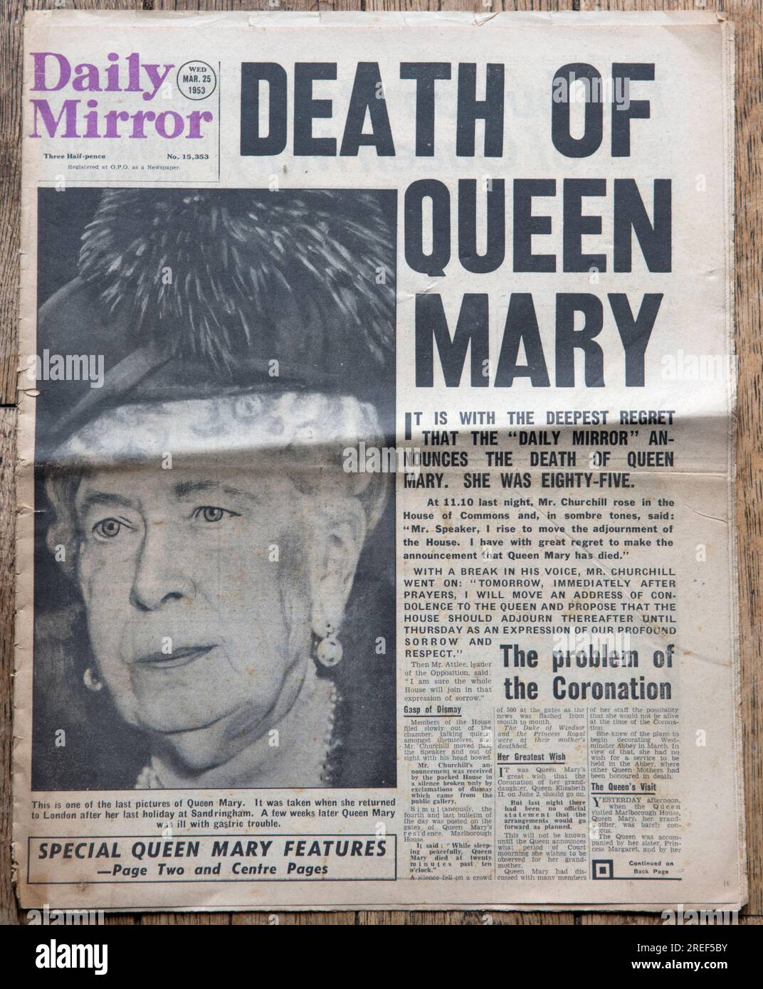 Tod von Königin Mary. Nachrichten auf der Titelseite der Tageszeitung "Daily Mirror". 25. März 1953 (26. Mai 1867 – 24. März 1953) eine alte, abgenutzte Ausgabe der Zeitung aus den 1950er Jahren. Mary von Teck, Ehefrau von George V. Stockfoto