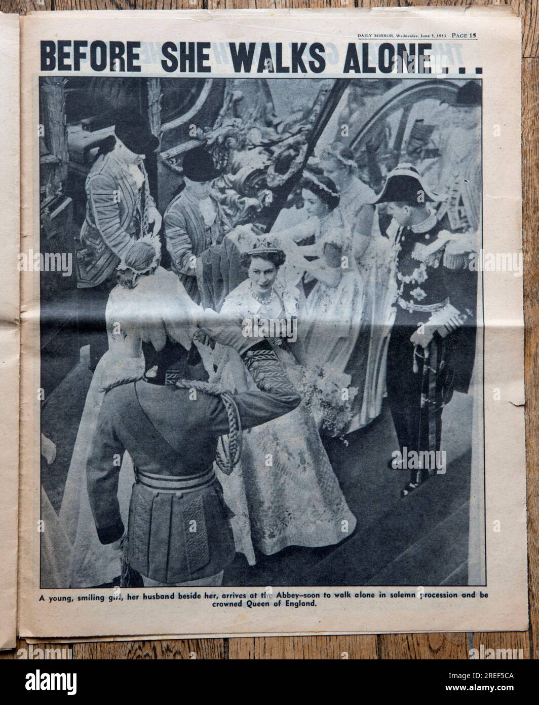 Queen Elizabeth II. Krönung Spezial, 2. Juni 1953. Die Zeitung Daily Mirror. Nachrichten auf der Titelseite. Vom 3. Juni 1953. Eine alte gebrauchte Kopie einer britischen Boulevardzeitung. 1950er Vereinigtes Königreich. Stockfoto