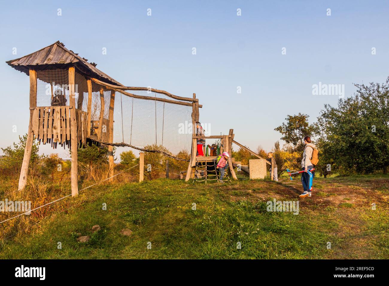 MILOVICE, TSCHECHISCHE REPUBLIK - 25. OKTOBER 2020: Aussichtsturm im Naturschutzgebiet Milovice, Tschechische Republik Stockfoto