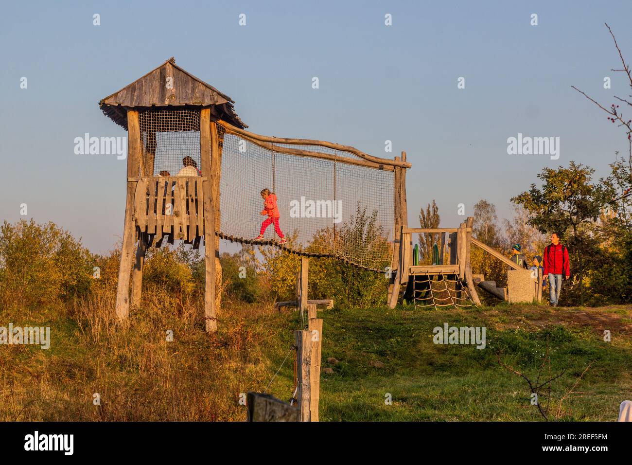 MILOVICE, TSCHECHISCHE REPUBLIK - 25. OKTOBER 2020: Aussichtsturm im Naturschutzgebiet Milovice, Tschechische Republik Stockfoto