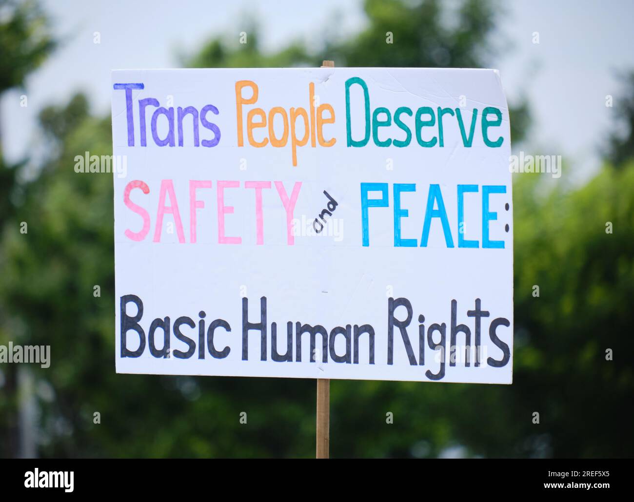 Marsch für Trans und queere Gerechtigkeit - Sign Trans verdient Sicherheit und Frieden Stockfoto