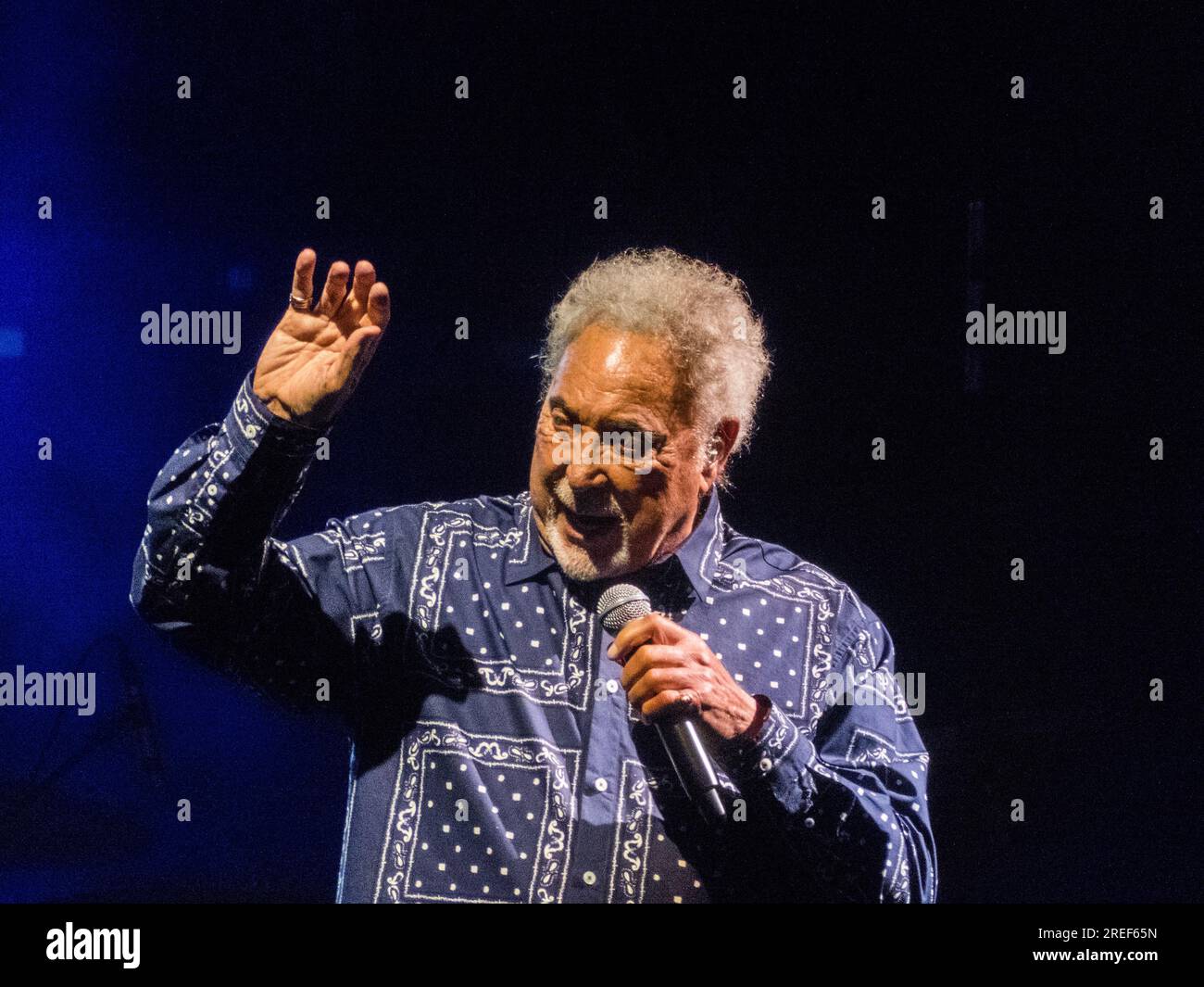 26. Juli 2023, London, Tom Jones, Vorstellung im Sandown Park Stockfoto