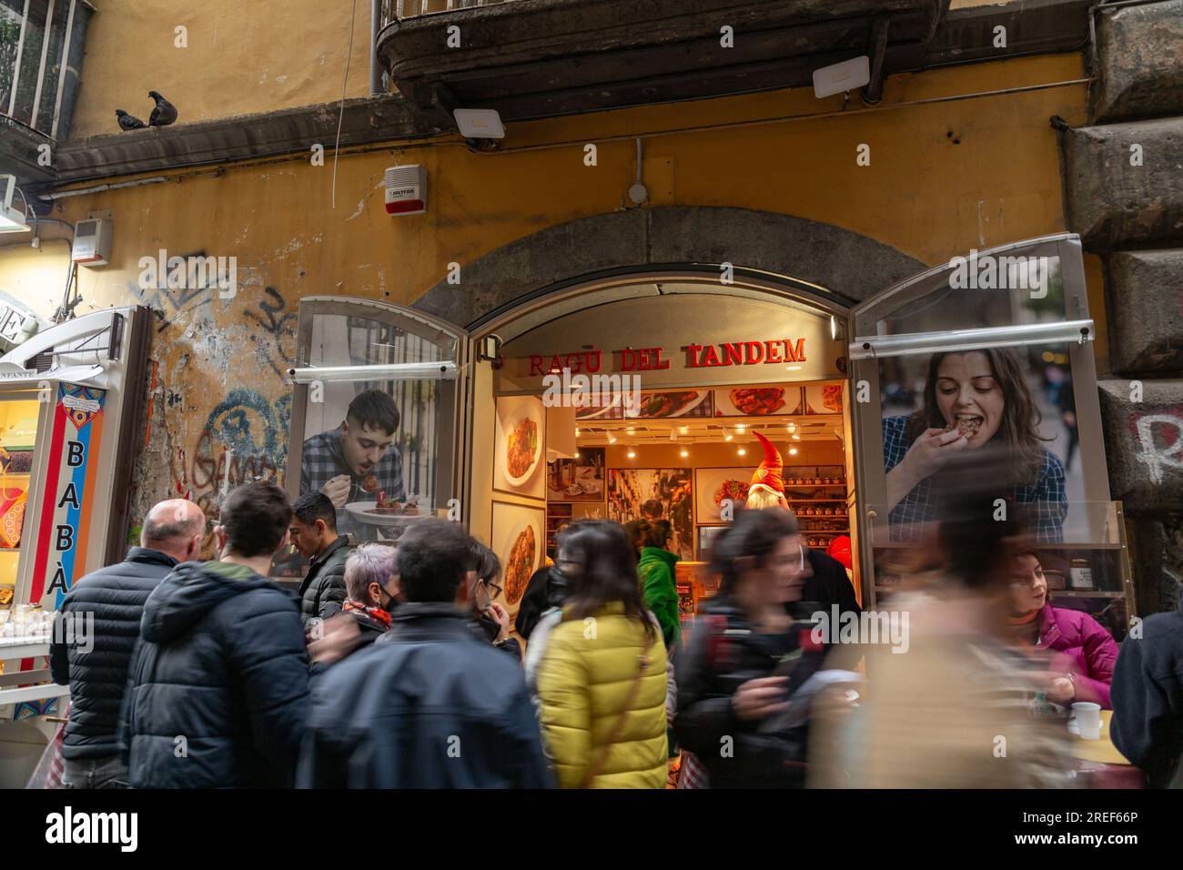 Neapel, Italien - 10. April 2022: Via dei Tribunali ist eine belebte und touristische Straße im alten historischen Zentrum von Neapel, Kampanien, Italien. Stockfoto