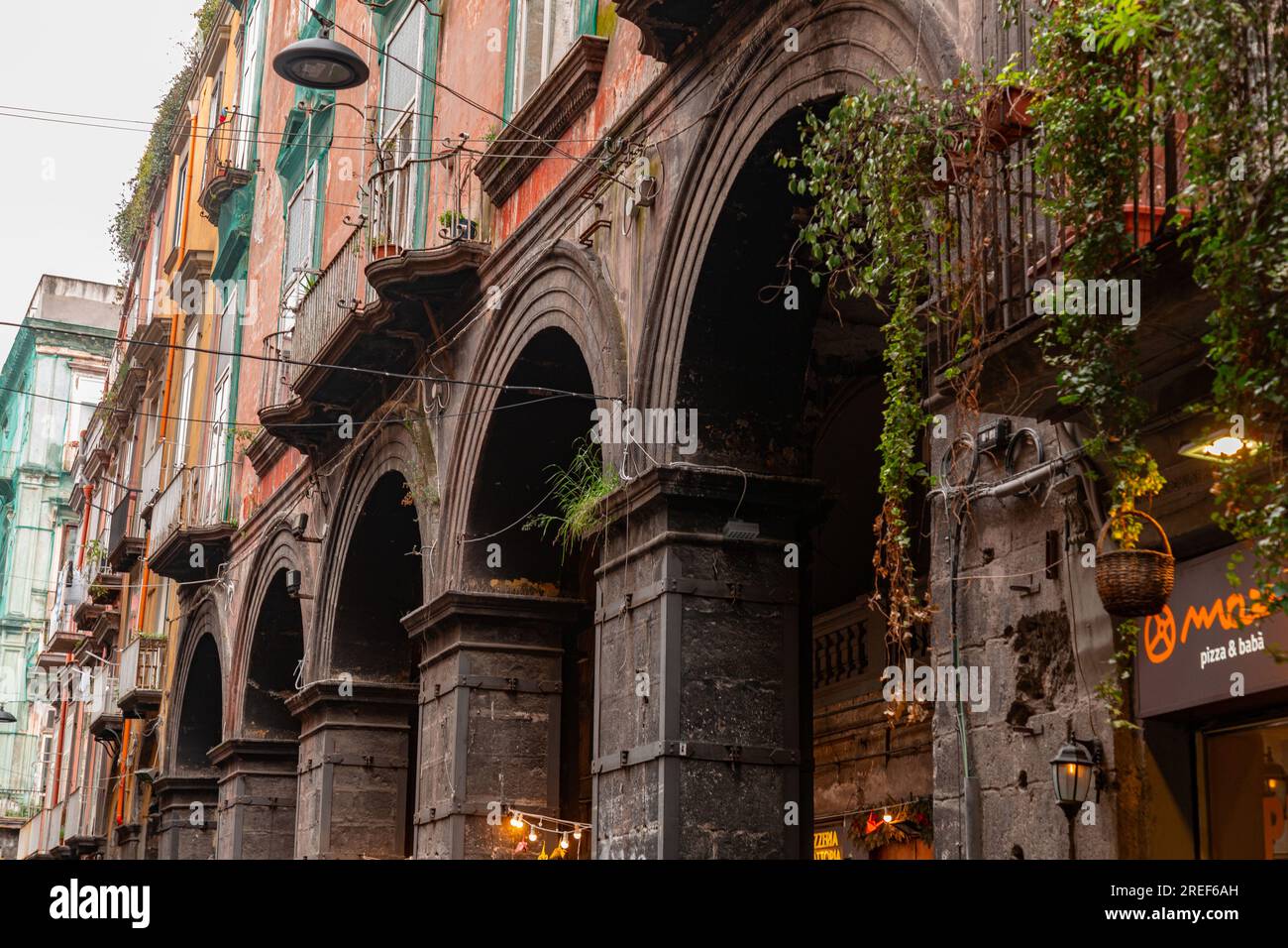 Neapel, Italien - 10. April 2022: Via dei Tribunali ist eine belebte und touristische Straße im alten historischen Zentrum von Neapel, Kampanien, Italien. Stockfoto