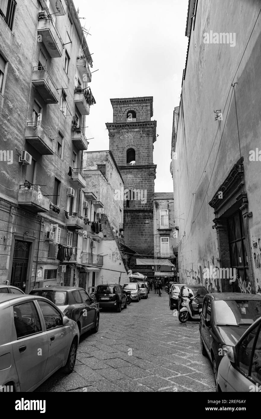 Neapel, Italien - 10. April 2022: Via dei Tribunali ist eine belebte und touristische Straße im alten historischen Zentrum von Neapel, Kampanien, Italien. Stockfoto