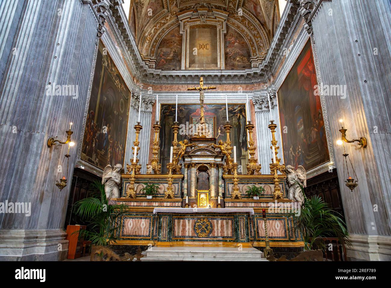 Neapel, Italien - 9. April 2022: Santa Maria degli Angeli a Pizzofalcone ist eine barocke Kirche in Neapel, Campagna, Italien. Stockfoto