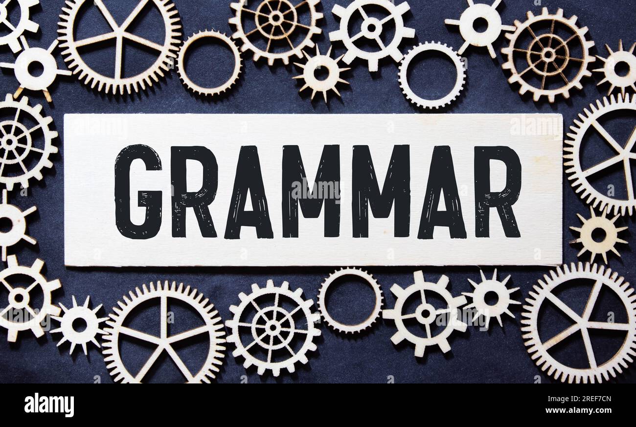 Das Wort Grammatik Holzwürfel mit verbrannten Buchstaben, Grammatikstudien verschiedener Sprachen, graue Hintergrundansicht von oben Stockfoto