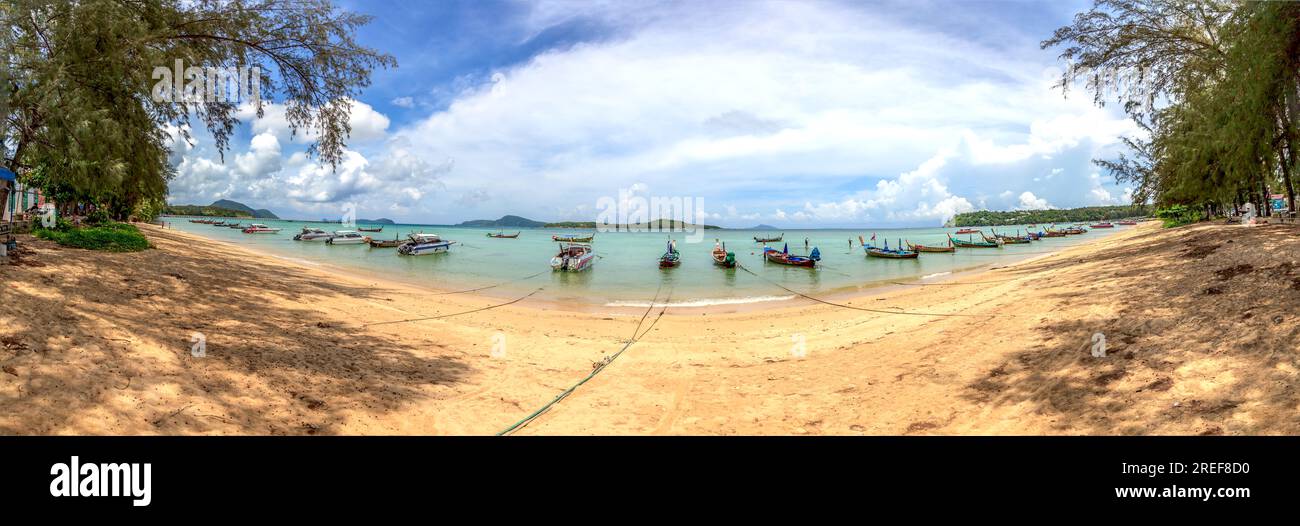 Panoramablick auf Rawai Beach mit türkisfarbenem Wasser und Fischerbooten, die während des Tages in Thailand im November 2013 fotografiert wurden Stockfoto