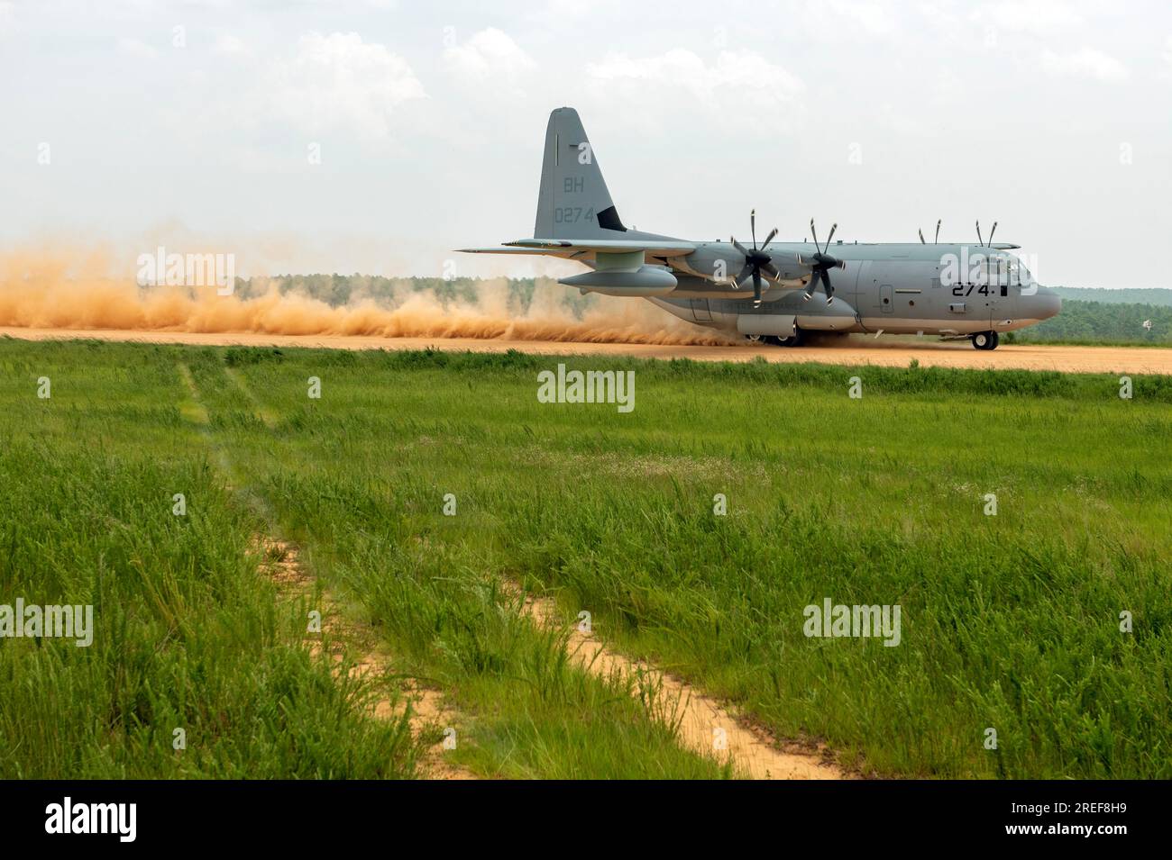 A KC-130F Hercules tlands at the Holland Drop Zone Pass, Vass, North Carolina, 19. Juli 2023. Stockfoto