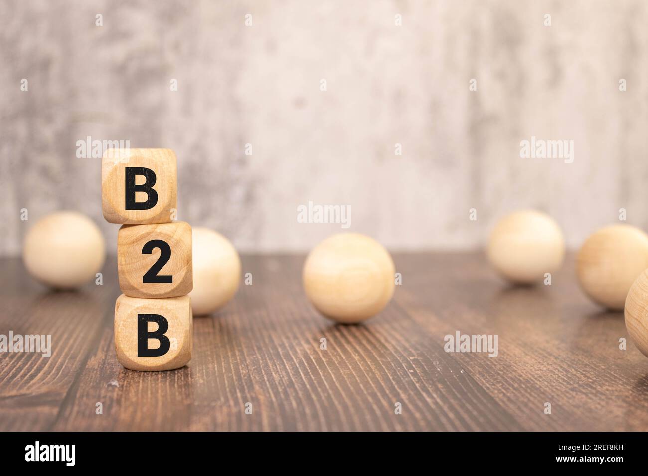 Akronym B2B – Business to Business. Holzwürfel mit Buchstaben isoliert auf grauem Hintergrund. Image des Geschäftskonzepts. Stockfoto