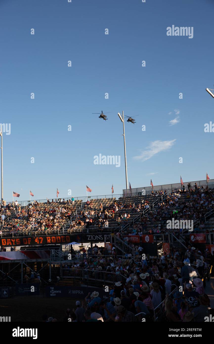 Hochrangige Führungspersönlichkeiten der königlichen marokkanischen Streitkräfte und der Nationalgarde von Utah nehmen am 21. Juli 2023 am Rodeo 47 auf dem Gelände der Utah State Fairgrounds Teil. Die sechs Marokkaner, die zu Besuch waren, wurden beim Rodeo während der Eröffnungszeremonien und später am Abend auf der Bühne geehrt. Das Königreich Marokko und die Nationalgarde von Utah haben eine Partnerschaft von mehr als 20 Jahren, die an mehreren Übungen teilnimmt, zu denen jedes Jahr humanitäre und militärische Übungen gehören. Stockfoto