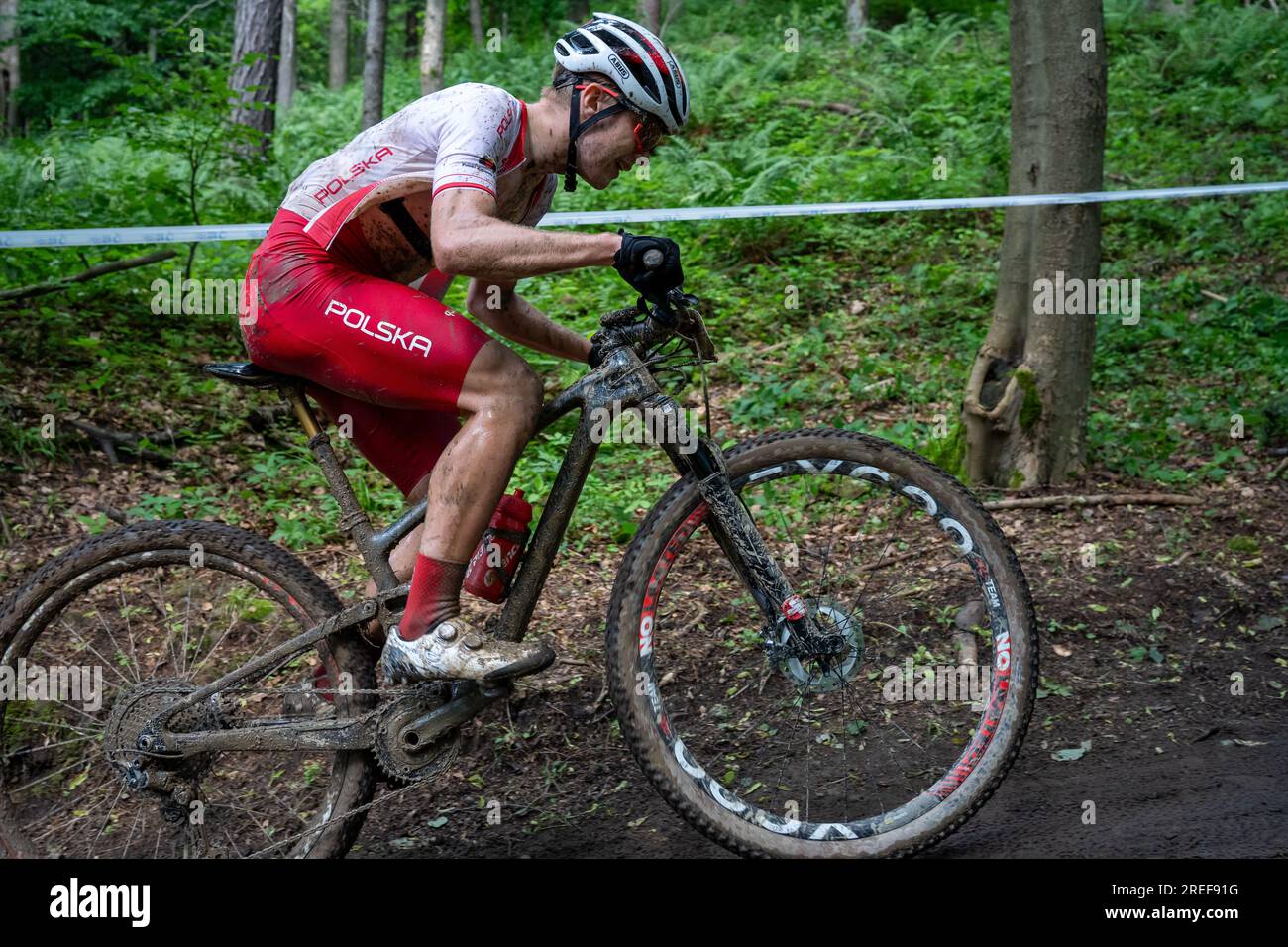 Karol Ostaszewski (Polen) auf rutschigem, schlammigem Hügel - 2023 UEC MTB Elite Europameisterschaft - Europaspiele Krakau - Krynica-Zdrój Stockfoto