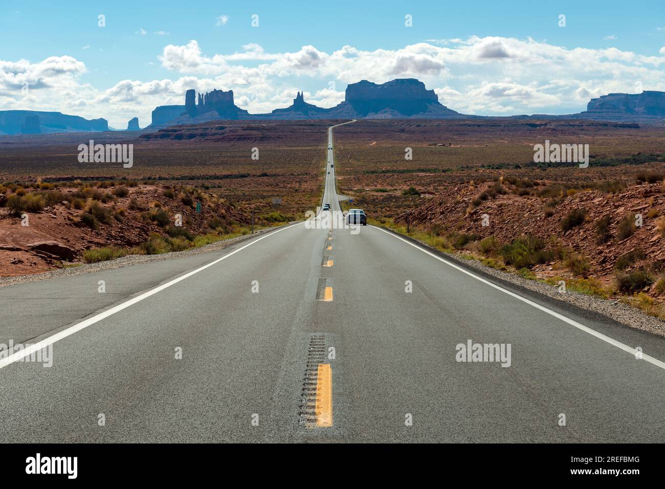 Der Monument Valley Navajo Tribal Park in Arizona und Utah, USA, führt zu geologischen Hügeln. Stockfoto