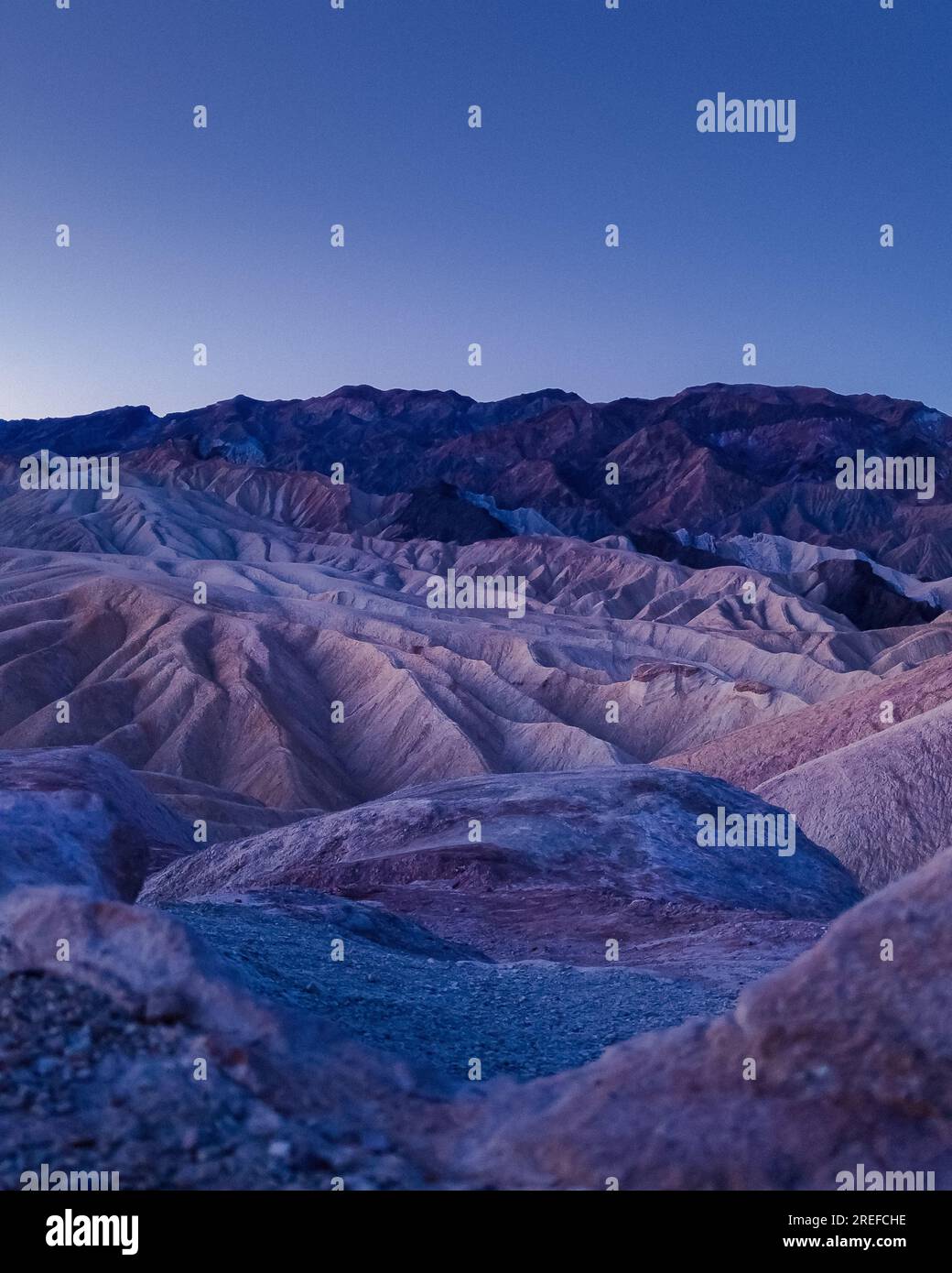 Zabriskie Point Landschaften in der Blue Hour Dämmerung im Death Valley National Park, Kalifornien Stockfoto