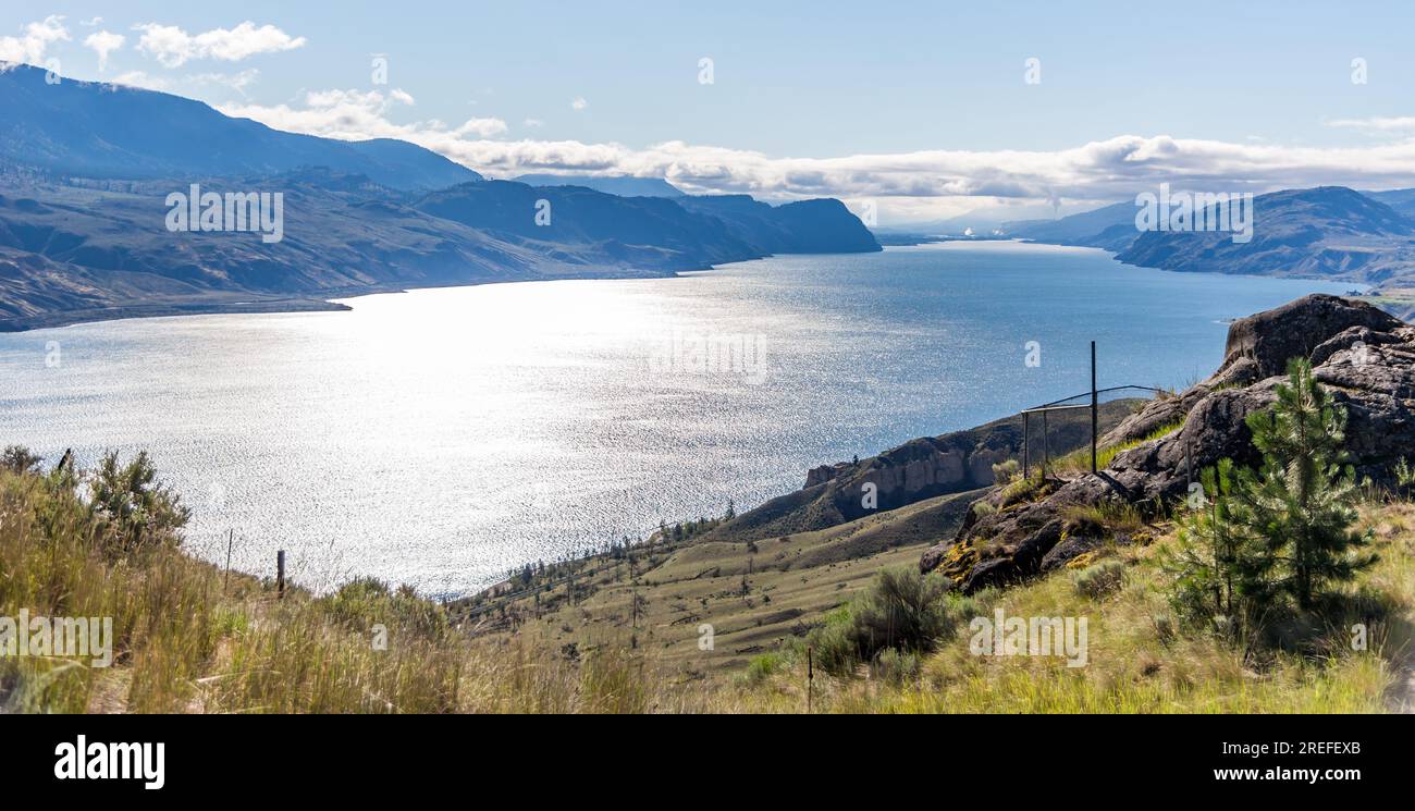 Berge rund um den Kamloops Lake im Zentrum von British Columbia, Kanada, an einem Sommertag unter blauem Himmel Stockfoto
