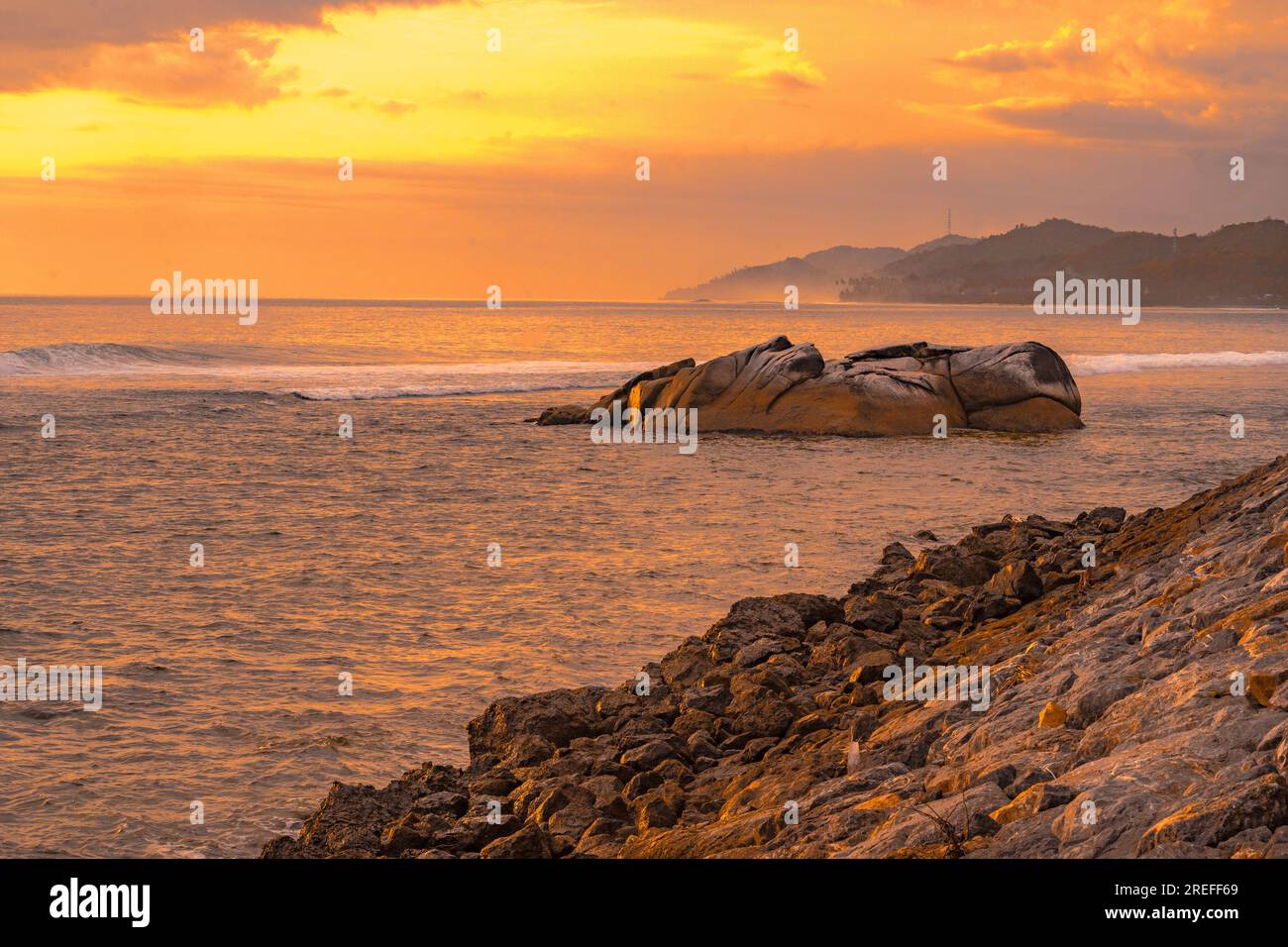 Abenddämmerung am Tapaktuan Beach in Aceh, Indonesien. Wenn die Sonne über dem Tapaktuan Beach in Aceh, Indonesien, sinkt, entfaltet sich ein faszinierendes Spektakel Stockfoto