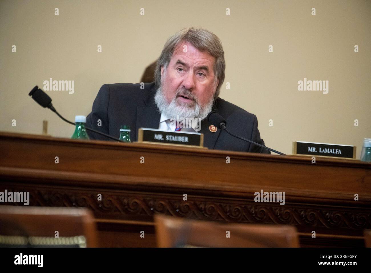 Washington, Vereinigte Staaten. 27. Juli 2023. US-Repräsentant Doug LaMalfa (Republikaner von Kalifornien) befragt stellvertretenden Direktor des Nationalparkdienstes Mike Reynolds während eines House Committee on Natural Resources | SubCommittee on Oversight and Investigations Hearing Examining Barries to Access: Laufende Probleme mit Besuchererfahrungen in den Americas Nationalparks im Longworth House Office Building in Washington, DC, Donnerstag, 27. Juli 2023. Kredit: Rod Lamkey/CNP/dpa/Alamy Live News Stockfoto