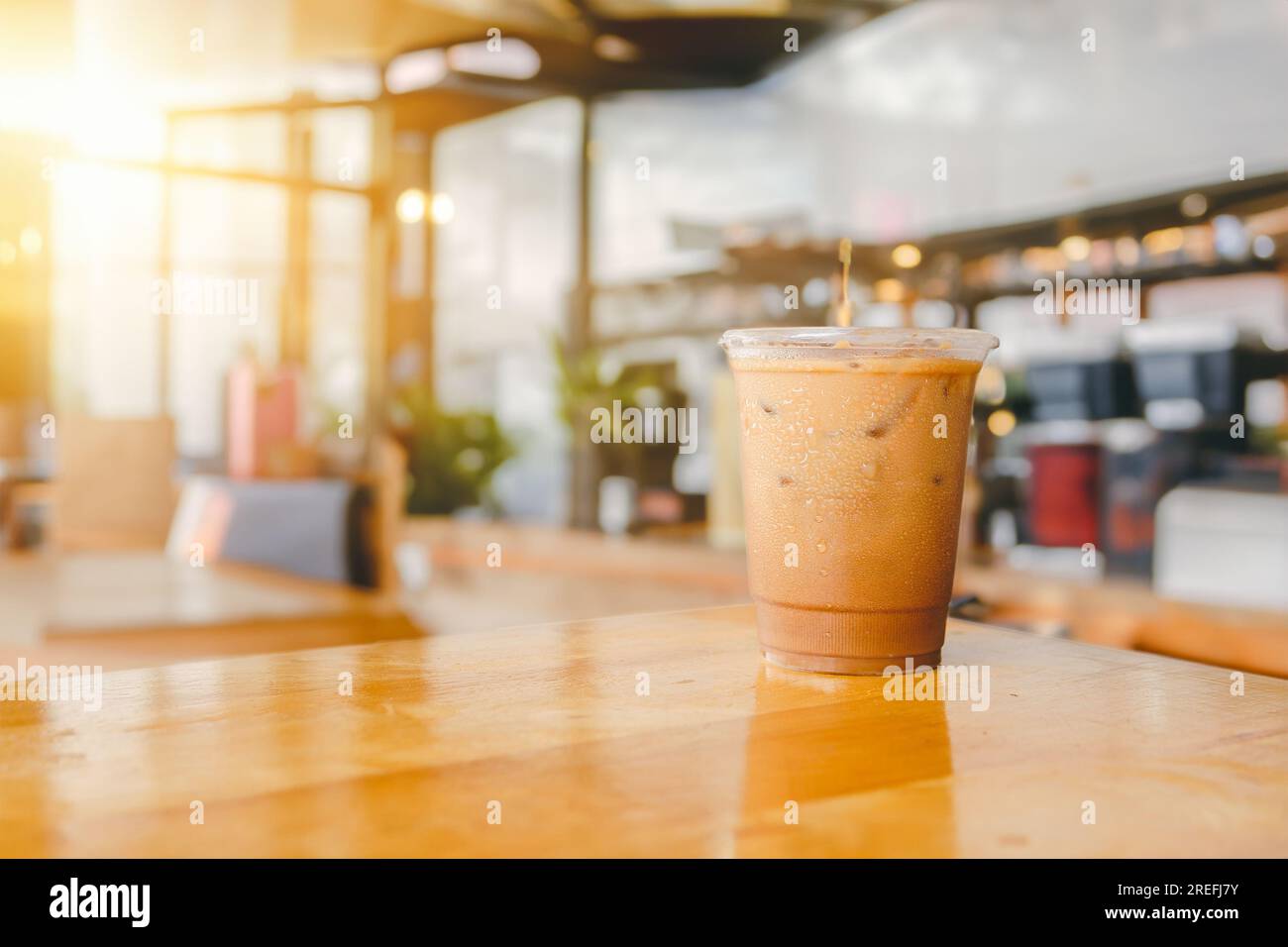 Eiskaffee im Café oder Café, frisch und kalt am Morgen zum Mitnehmen mit Sonnenschein zum Frühstück oder Mittagessen Stockfoto
