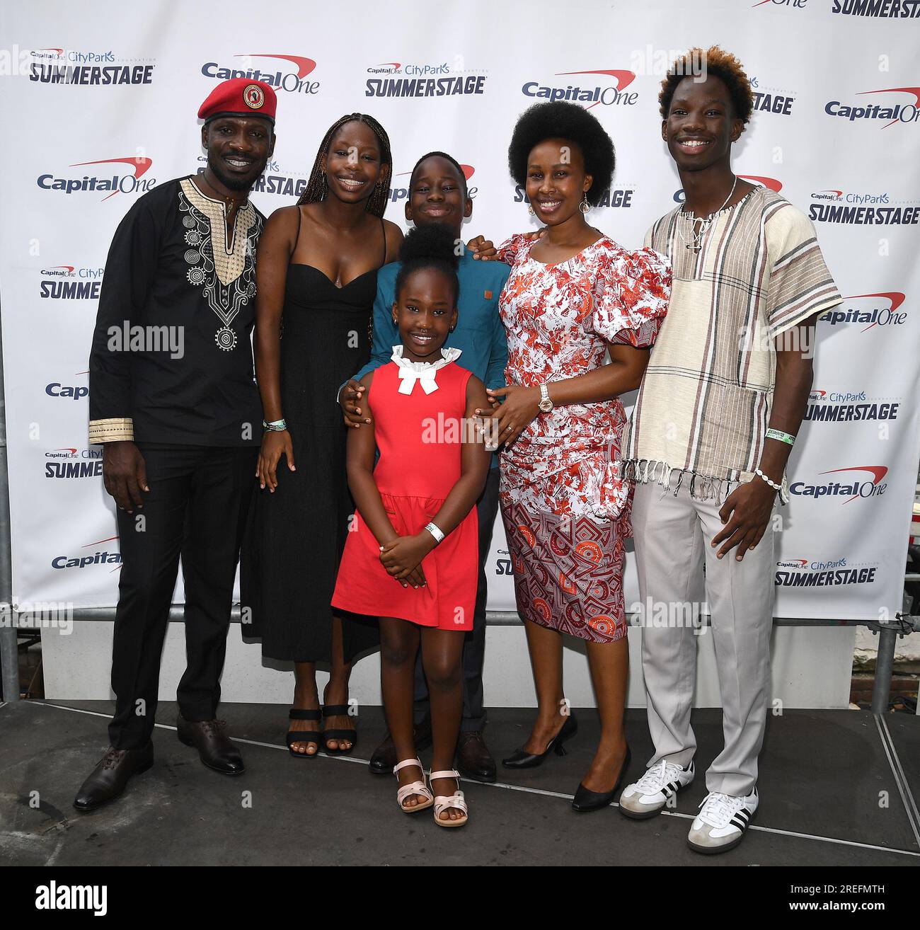 New York, USA. 27. Juli 2023. NEW YORK CITY - JULI 27: Bobi Wine, Barbie Kyagulanyi und die Familie besuchen die National Geographic Dokumentarfilme „Bobi Wine: The People's President“ und eine Sondervorstellung auf dem Rumsey Playfield am 27. Juli 2023 im Central Park, New York City. (Foto: Anthony Behar/PictureGroup/Sipa USA for National Geographic) Guthaben: SIPA USA/Alamy Live News Stockfoto