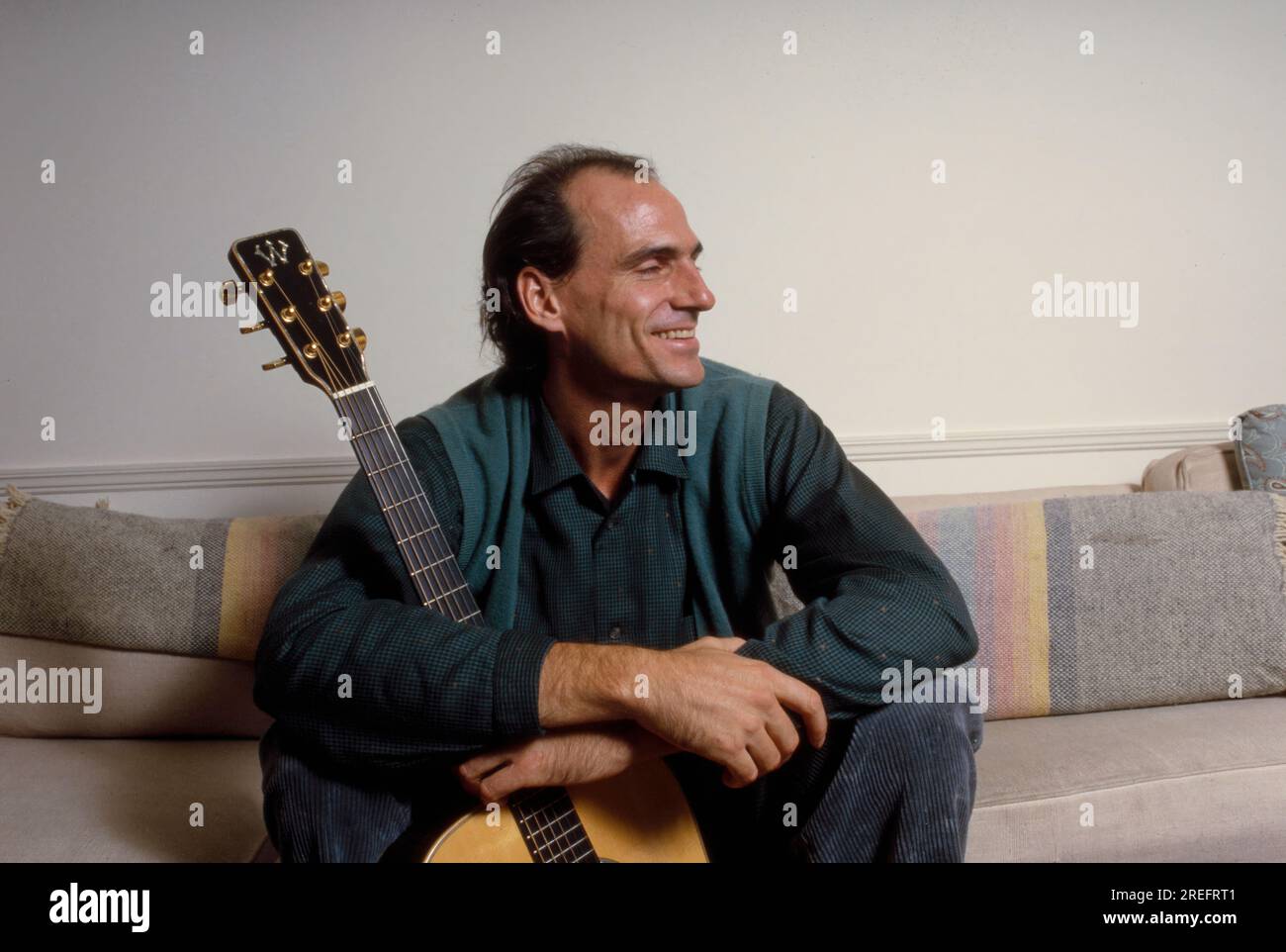 James Vernon Taylor ist ein amerikanischer Sänger, Songwriter und Gitarrist. Als sechsfacher Grammy Award-Gewinner wurde er 2000 in die Rock and Roll Hall of Fame aufgenommen. Taylor ist einer der meistverkauften Musiker aller Zeiten und hat weltweit mehr als 100 Millionen Platten verkauft. Taylor erreichte seinen Durchbruch 1970 mit der Single „Fire and Rain“ mit der Nummer 3 und hatte 1971 seinen ersten Hit mit der Aufnahme „You've Got a Friend“, die im selben Jahr von Carole King geschrieben wurde, auf Platz 1. Sein Album „Greatest Hits“ 1976 wurde als Diamond zertifiziert und hat in den USA 12 Millionen Exemplare verkauft. Foto von Bernard Gotfryd Stockfoto