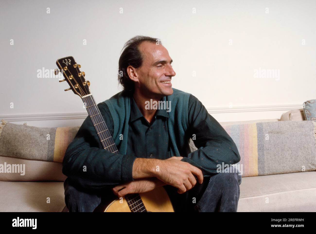 James Vernon Taylor ist ein amerikanischer Sänger, Songwriter und Gitarrist. Als sechsfacher Grammy Award-Gewinner wurde er 2000 in die Rock and Roll Hall of Fame aufgenommen. Taylor ist einer der meistverkauften Musiker aller Zeiten und hat weltweit mehr als 100 Millionen Platten verkauft. Taylor erreichte seinen Durchbruch 1970 mit der Single „Fire and Rain“ mit der Nummer 3 und hatte 1971 seinen ersten Hit mit der Aufnahme „You've Got a Friend“, die im selben Jahr von Carole King geschrieben wurde, auf Platz 1. Sein Album „Greatest Hits“ 1976 wurde als Diamond zertifiziert und hat in den USA 12 Millionen Exemplare verkauft. Foto von Bernard Gotfryd Stockfoto