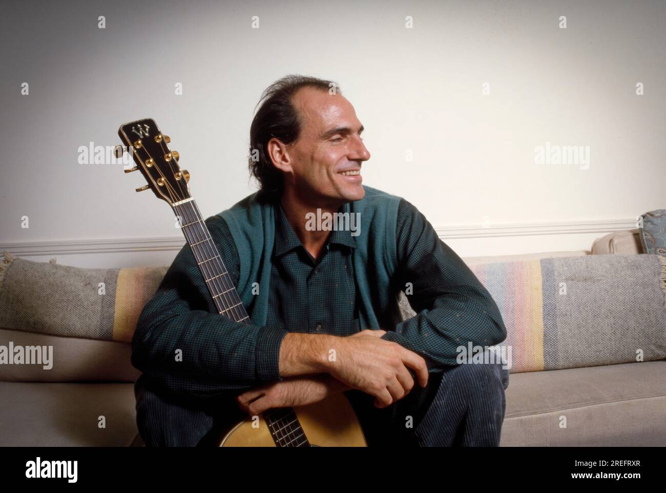 James Vernon Taylor ist ein amerikanischer Sänger, Songwriter und Gitarrist. Als sechsfacher Grammy Award-Gewinner wurde er 2000 in die Rock and Roll Hall of Fame aufgenommen. Taylor ist einer der meistverkauften Musiker aller Zeiten und hat weltweit mehr als 100 Millionen Platten verkauft. Taylor erreichte seinen Durchbruch 1970 mit der Single „Fire and Rain“ mit der Nummer 3 und hatte 1971 seinen ersten Hit mit der Aufnahme „You've Got a Friend“, die im selben Jahr von Carole King geschrieben wurde, auf Platz 1. Sein Album „Greatest Hits“ 1976 wurde als Diamond zertifiziert und hat in den USA 12 Millionen Exemplare verkauft. Foto von Bernard Gotfryd Stockfoto