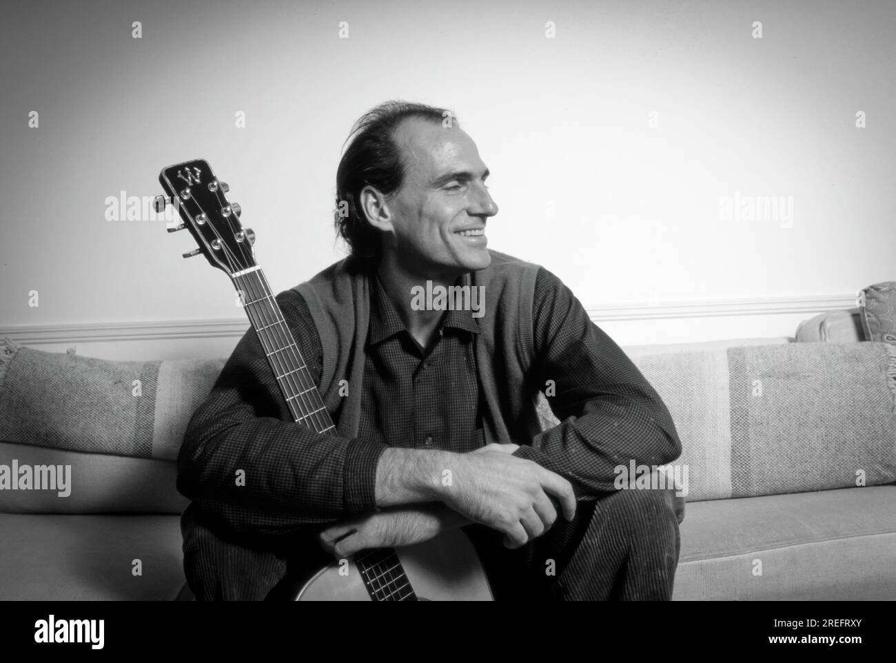 James Vernon Taylor ist ein amerikanischer Sänger, Songwriter und Gitarrist. Als sechsfacher Grammy Award-Gewinner wurde er 2000 in die Rock and Roll Hall of Fame aufgenommen. Taylor ist einer der meistverkauften Musiker aller Zeiten und hat weltweit mehr als 100 Millionen Platten verkauft. Taylor erreichte seinen Durchbruch 1970 mit der Single „Fire and Rain“ mit der Nummer 3 und hatte 1971 seinen ersten Hit mit der Aufnahme „You've Got a Friend“, die im selben Jahr von Carole King geschrieben wurde, auf Platz 1. Sein Album „Greatest Hits“ 1976 wurde als Diamond zertifiziert und hat in den USA 12 Millionen Exemplare verkauft. Foto von Bernard Gotfryd Stockfoto