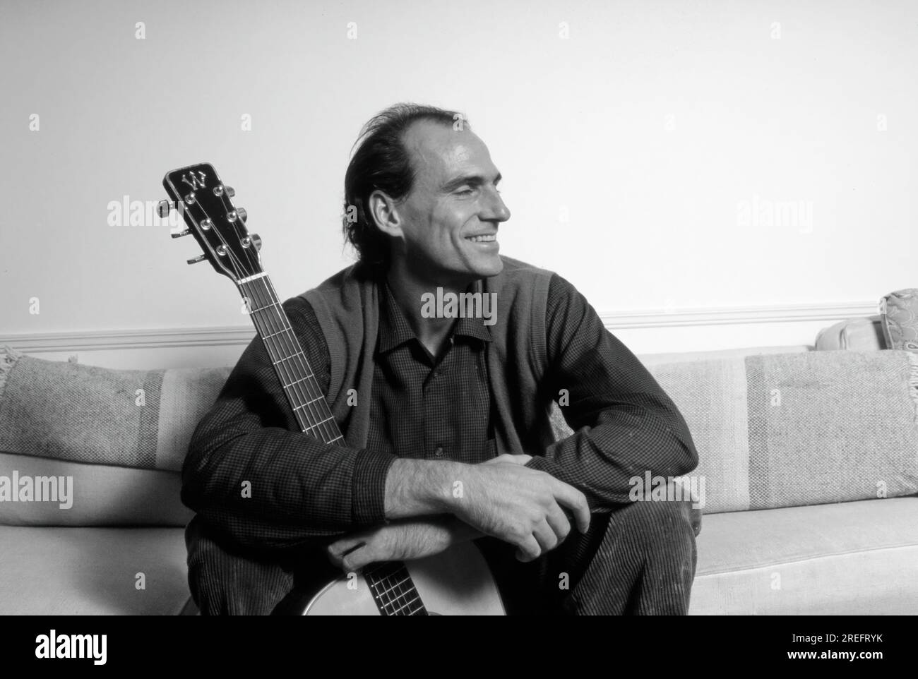 James Vernon Taylor ist ein amerikanischer Sänger, Songwriter und Gitarrist. Als sechsfacher Grammy Award-Gewinner wurde er 2000 in die Rock and Roll Hall of Fame aufgenommen. Taylor ist einer der meistverkauften Musiker aller Zeiten und hat weltweit mehr als 100 Millionen Platten verkauft. Taylor erreichte seinen Durchbruch 1970 mit der Single „Fire and Rain“ mit der Nummer 3 und hatte 1971 seinen ersten Hit mit der Aufnahme „You've Got a Friend“, die im selben Jahr von Carole King geschrieben wurde, auf Platz 1. Sein Album „Greatest Hits“ 1976 wurde als Diamond zertifiziert und hat in den USA 12 Millionen Exemplare verkauft. Foto von Bernard Gotfryd Stockfoto