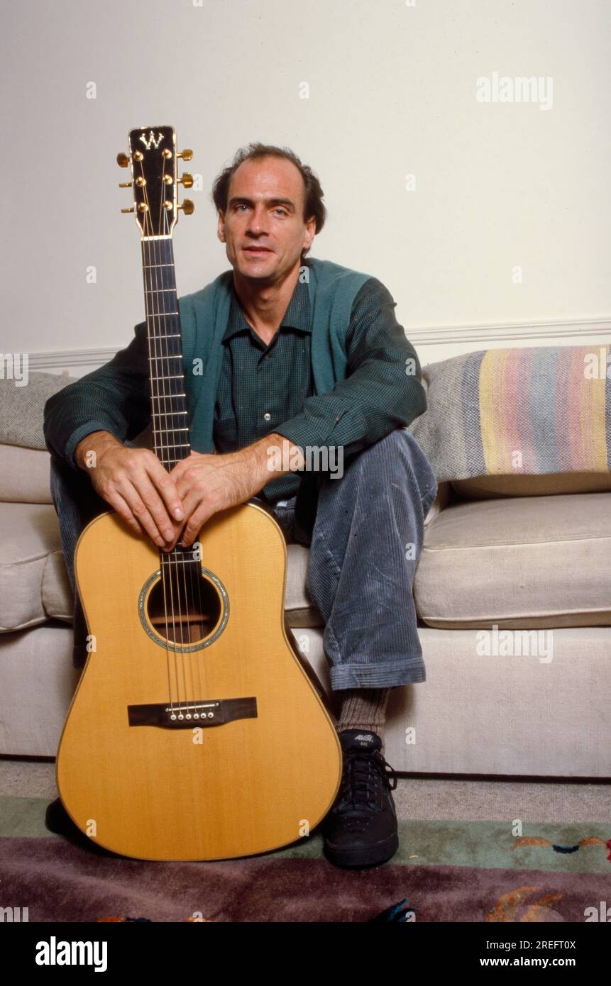 James Vernon Taylor ist ein amerikanischer Sänger, Songwriter und Gitarrist. Als sechsfacher Grammy Award-Gewinner wurde er 2000 in die Rock and Roll Hall of Fame aufgenommen. Taylor ist einer der meistverkauften Musiker aller Zeiten und hat weltweit mehr als 100 Millionen Platten verkauft. Taylor erreichte seinen Durchbruch 1970 mit der Single „Fire and Rain“ mit der Nummer 3 und hatte 1971 seinen ersten Hit mit der Aufnahme „You've Got a Friend“, die im selben Jahr von Carole King geschrieben wurde, auf Platz 1. Sein Album „Greatest Hits“ 1976 wurde als Diamond zertifiziert und hat in den USA 12 Millionen Exemplare verkauft. Foto von Bernard Gotfryd Stockfoto