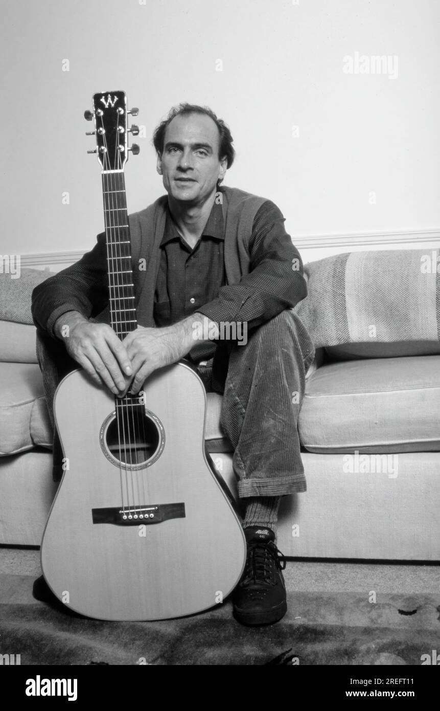 James Vernon Taylor ist ein amerikanischer Sänger, Songwriter und Gitarrist. Als sechsfacher Grammy Award-Gewinner wurde er 2000 in die Rock and Roll Hall of Fame aufgenommen. Taylor ist einer der meistverkauften Musiker aller Zeiten und hat weltweit mehr als 100 Millionen Platten verkauft. Taylor erreichte seinen Durchbruch 1970 mit der Single „Fire and Rain“ mit der Nummer 3 und hatte 1971 seinen ersten Hit mit der Aufnahme „You've Got a Friend“, die im selben Jahr von Carole King geschrieben wurde, auf Platz 1. Sein Album „Greatest Hits“ 1976 wurde als Diamond zertifiziert und hat in den USA 12 Millionen Exemplare verkauft. Foto von Bernard Gotfryd Stockfoto