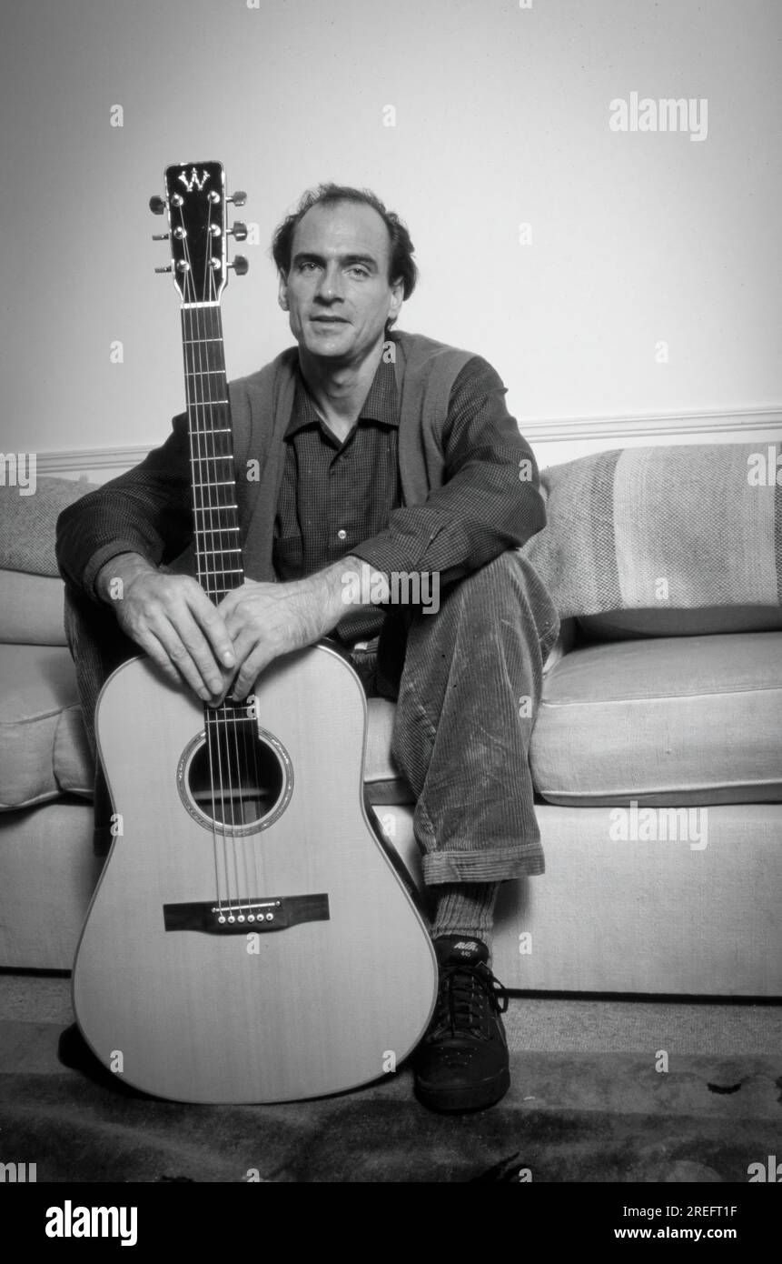 James Vernon Taylor ist ein amerikanischer Sänger, Songwriter und Gitarrist. Als sechsfacher Grammy Award-Gewinner wurde er 2000 in die Rock and Roll Hall of Fame aufgenommen. Taylor ist einer der meistverkauften Musiker aller Zeiten und hat weltweit mehr als 100 Millionen Platten verkauft. Taylor erreichte seinen Durchbruch 1970 mit der Single „Fire and Rain“ mit der Nummer 3 und hatte 1971 seinen ersten Hit mit der Aufnahme „You've Got a Friend“, die im selben Jahr von Carole King geschrieben wurde, auf Platz 1. Sein Album „Greatest Hits“ 1976 wurde als Diamond zertifiziert und hat in den USA 12 Millionen Exemplare verkauft. Foto von Bernard Gotfryd Stockfoto