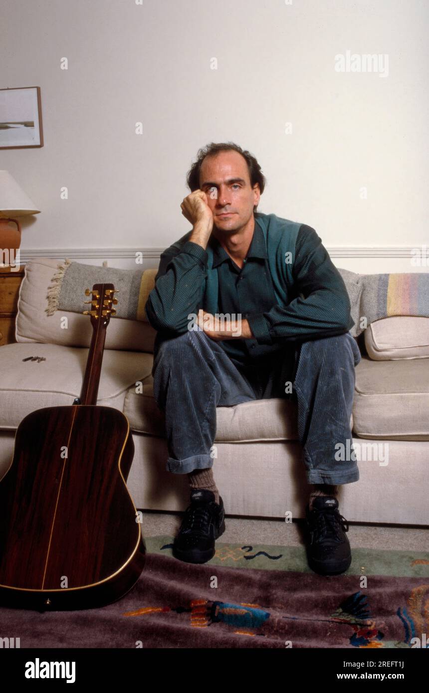 James Vernon Taylor ist ein amerikanischer Sänger, Songwriter und Gitarrist. Als sechsfacher Grammy Award-Gewinner wurde er 2000 in die Rock and Roll Hall of Fame aufgenommen. Taylor ist einer der meistverkauften Musiker aller Zeiten und hat weltweit mehr als 100 Millionen Platten verkauft. Taylor erreichte seinen Durchbruch 1970 mit der Single „Fire and Rain“ mit der Nummer 3 und hatte 1971 seinen ersten Hit mit der Aufnahme „You've Got a Friend“, die im selben Jahr von Carole King geschrieben wurde, auf Platz 1. Sein Album „Greatest Hits“ 1976 wurde als Diamond zertifiziert und hat in den USA 12 Millionen Exemplare verkauft. Foto von Bernard Gotfryd Stockfoto